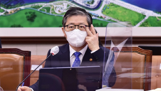 변창흠(사진) 국토부 장관이 22일 국회에서 열린 국토교통위원회 전체회의에서 답변하고 있다. <연합뉴스>